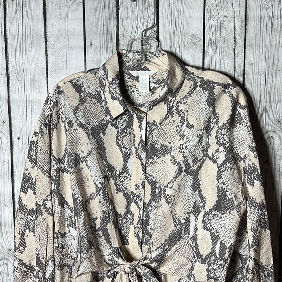 H&M snake print long button front tie front top size small - Picture 3 of 12